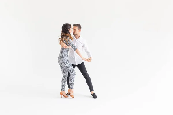 Giovane coppia di amore danza sociale danse kizomba o bachata su sfondo bianco con spazio copia — Foto Stock