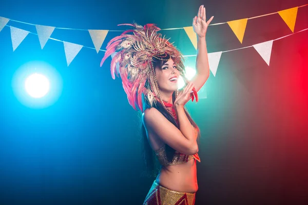 Carnaval, dançarina e conceito de férias - Retrato de uma fêmea sexy em um terno de pena suntuoso carnaval colorido. Vida noturna de dançarina feminina — Fotografia de Stock