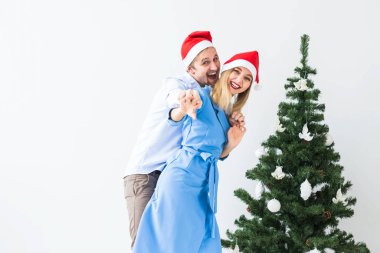 Tatiller ve kutlama konsepti - Genç çift Noel 'i evde kutluyor