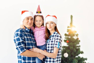 Tatiller, hediyeler ve noel ağacı konsepti..