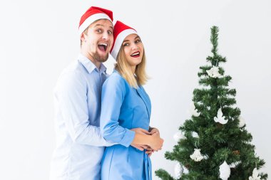 Tatiller ve kutlama konsepti - Genç çift Noel 'i evde kutluyor