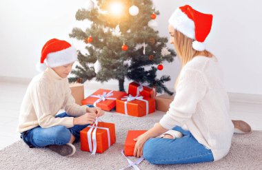 Bekar ebeveyn ve tatil konsepti - Noel arifesinde evde Noel 'i kutlayan anne ve oğul portresi