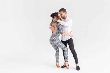 Sosyal dans, Bachata, Kizomba, Tango, salsa, insanlar kavramı-kopya alanı ile beyaz arka plan üzerinde dans genç çift