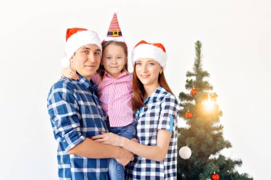 Tatiller, hediyeler ve noel ağacı konsepti..