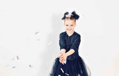 Parti, tatiller, yeni yıl ve kutlama konsepti - konfeti atan kadın çocuk.