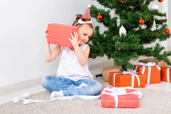 Xmas 선물열어 보는 꼬마. 선물 상자가 들어 있는 크리스마스 트리 아래의 아이들. — 스톡 사진