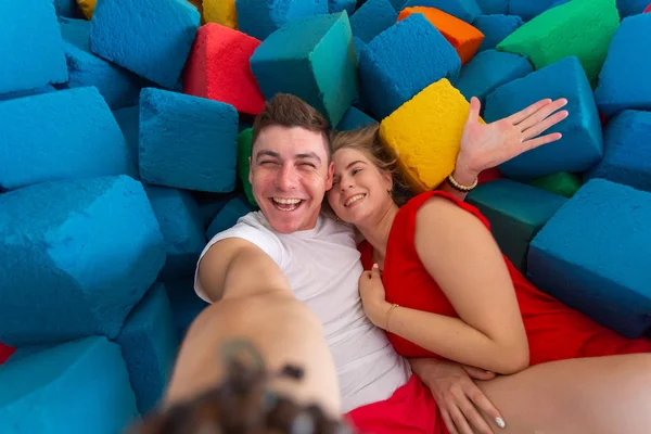 Autorretrato de divertida pareja cómica disparando selfie en trampolín — Foto de Stock