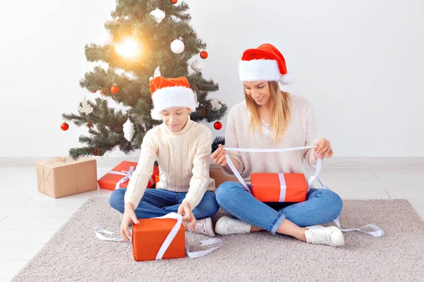 싱글 맘 과 휴일 컨셉 - 크리스마스 이브에 집에서 크리스마스를 축하하는 어머니와 아들의 초상 — 스톡 사진