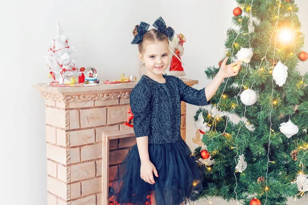 Retrato de niña linda y feliz con árbol de Navidad —  Fotos de Stock