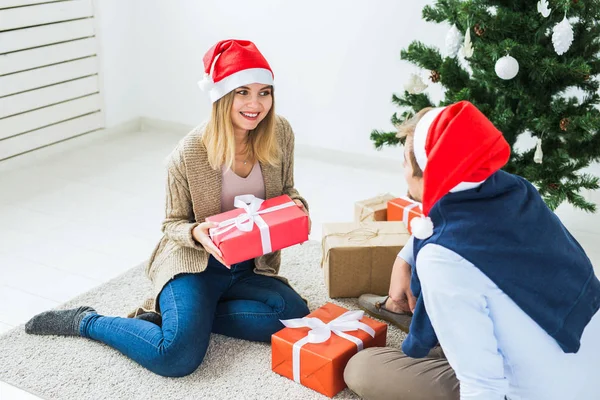 휴일, 가족 및 축제 컨셉트 - 집에서 크리스마스 선물을 가진 부부 — 스톡 사진