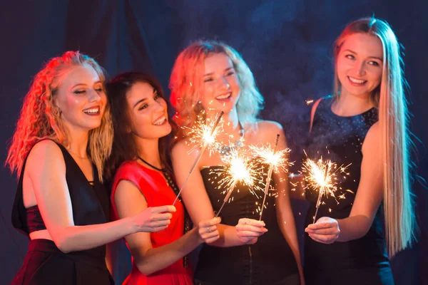 Festa de aniversário, conceito de ano novo e feriados - Grupo de amigas celebrando segurando sparklers — Fotografia de Stock