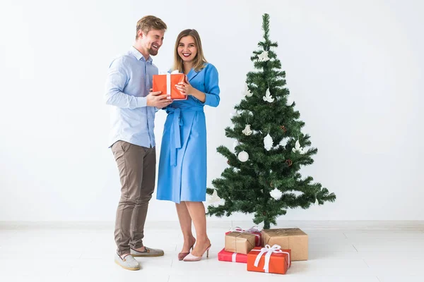 Koncepcja świąt i uroczystości - Mężczyzna daje prezent świąteczny swojej dziewczynie — Zdjęcie stockowe