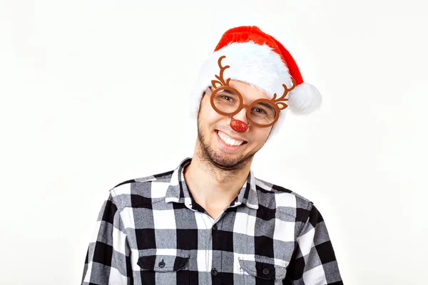 Kerst, wintervakantie en mensen concept - grappige man in kerstman hoed over witte achtergrond — Stockfoto