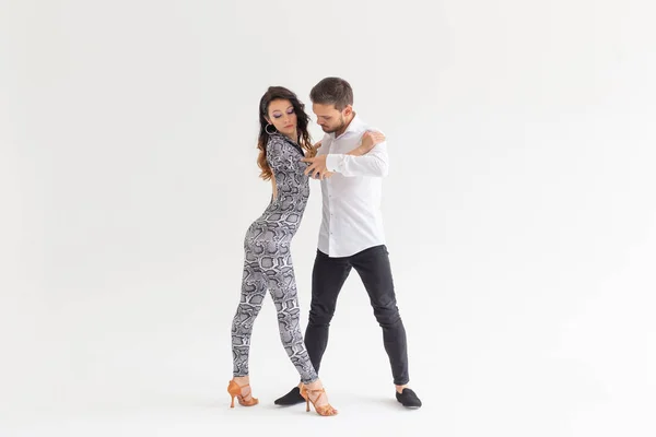 Danza sociale, kizomba, tango, salsa, concetto di persone - bella coppia che balla bachata su sfondo bianco con spazio per copiare — Foto Stock