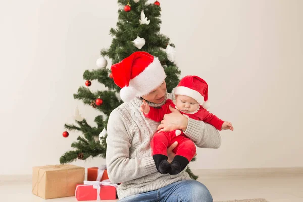Ojciec z jego chłopca, noszenie czapki Santa na święta. — Zdjęcie stockowe