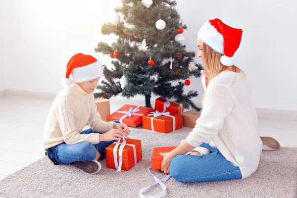 Conceito de pai solteiro e feriados - Retrato de mãe e filho celebrando o Natal em casa na véspera de Natal — Fotografia de Stock