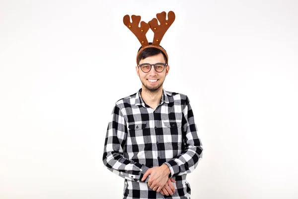 Kerst, vakantie en grappig concept - man met hertenhoorns en rudolf nous op witte achtergrond — Stockfoto