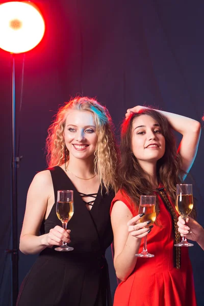 Fiesta de cumpleaños, año nuevo y el concepto de vacaciones - Alegres amigas celebrando con copas de champán, primer plano —  Fotos de Stock