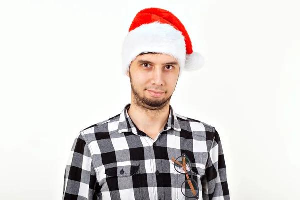 Koncepcja świąt i prezentów - Zabawny emocjonalny mężczyzna w świątecznym kapeluszu na białym tle — Zdjęcie stockowe