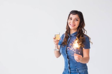 İnsanlar, kutlama ve tatil kavramı - maytap ve şampanya kopya alanı ile beyaz arka plan üzerinde güzel kadınla