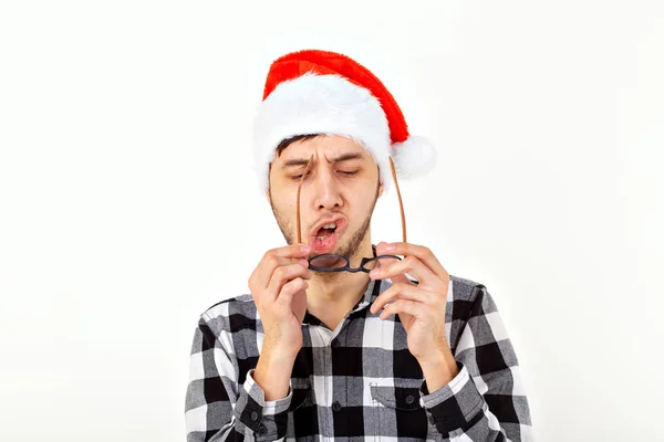 Vacanze e presenta il concetto - Divertente uomo emotivo in cappello di Natale su sfondo bianco — Foto Stock