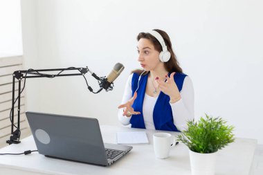 Radyo, bloglama, podcasting kavramı - genç kadın radyoda dj olarak çalışıyor.