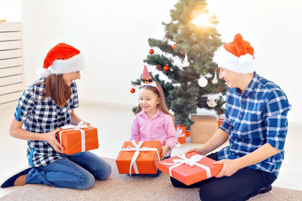 休日とプレゼントのコンセプト – クリスマス時に幸せな家族のオープニングギフトの肖像画 — ストック写真