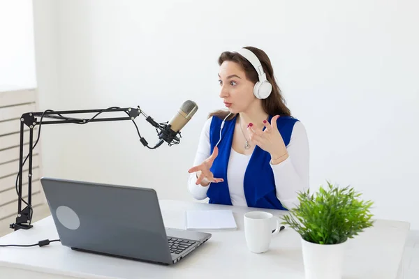 Radio, blogging, concepto de podcasting - mujer joven trabajando como dj en la radio . — Foto de Stock