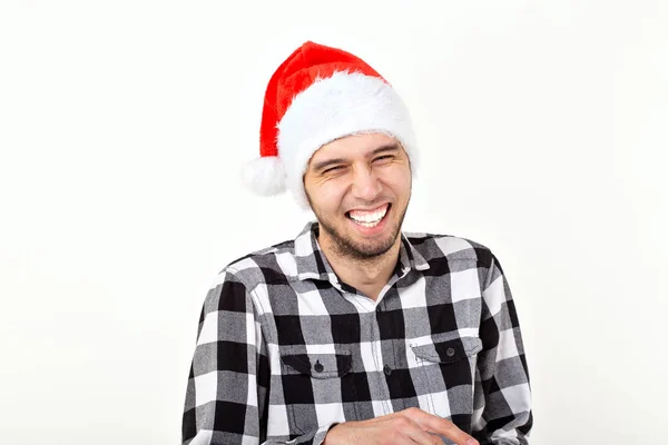 Noel Baba, kış tatili ve insanların konsepti. Beyaz arka planda Noel Baba şapkalı komik duygusal adam. — Stok fotoğraf