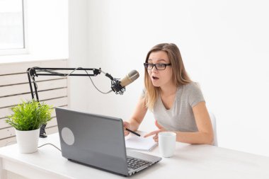 Podcasting, dj ve yayın konsepti - Sunucu veya radyo istasyonu barındırma programı ev sahibi radyo için