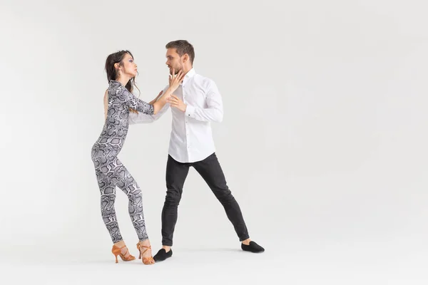 Casal jovem dança latina bachata dança, merengue, salsa, kizomba. Dois pose elegância sobre fundo branco com espaço de cópia — Fotografia de Stock