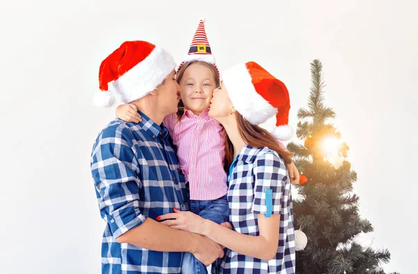 Vakantie, geschenken en kerstboom concept - Familie die gelukkig tijd samen op Kerstmis. — Stockfoto