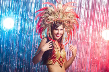 Karnaval, dansçı ve tatil konsepti - Renkli görkemli karnaval tüy takım seksi bir kadın Portresi. Kadın dansçının gece hayatı