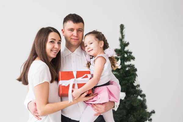 Concepto infantil, festivo y festivo - Retrato familiar de Navidad en casa sala de estar de vacaciones — Foto de Stock