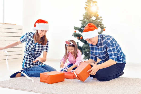 Концепция праздников и подарков - Портрет счастливой семьи, открывающей подарки на Рождество — стоковое фото