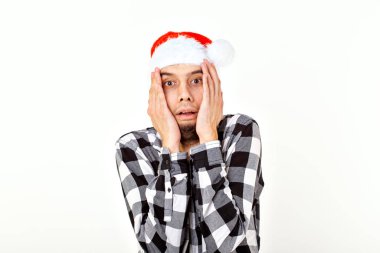 Noel Baba, kış tatili ve insanların konsepti. Beyaz arka planda Noel Baba şapkalı komik duygusal adam.