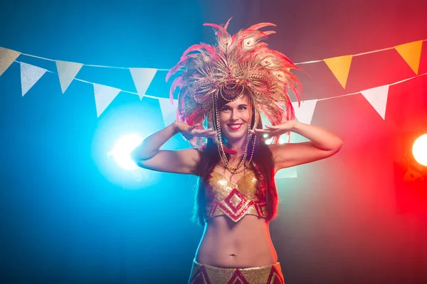 Karnevál, hastánc és üdülési koncepció-gyönyörű női Samba táncos visel arany jelmez-és mosolygós — Stock Fotó