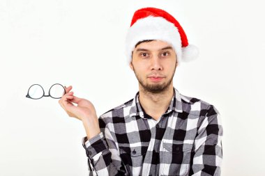 Beyaz arka planda, Noel Baba şapkalı ve sakallı komik bir gencin portresi. Noel.