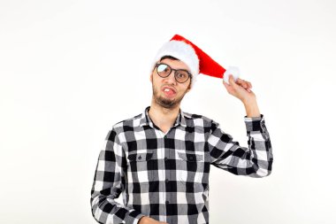 Tatiller ve sunumlar - Noel şapkalı komik duygusal adam beyaz arka planda ve telif alanı ile