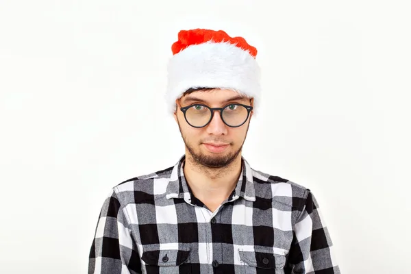 Vacaciones y presenta concepto - Divertido hombre emocional en sombrero de Navidad sobre fondo blanco — Foto de Stock