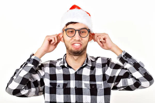 Portret van een grappige jongeman in Santa Claus hoed en baard op witte achtergrond. Kerstmis. — Stockfoto