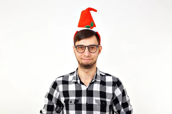 Vacaciones y presenta concepto - Divertido hombre emocional en sombrero de Navidad sobre fondo blanco con copyspace —  Fotos de Stock