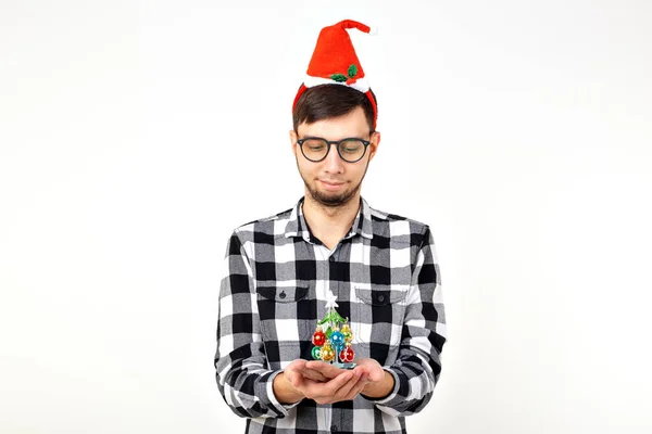 Vacaciones y presenta concepto - Divertido hombre emocional en sombrero de Navidad sobre fondo blanco con copyspace — Foto de Stock