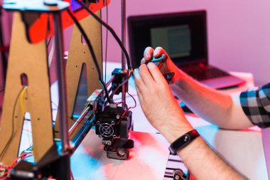 Bir öğrenci 3D yazıcıya prototip yazdırıyor