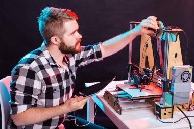 Erkek öğrenci ürünü 3D yazıcıda yapıyor