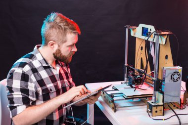 Teknoloji ve mühendislik konsepti - Laboratuvarda gece çalışan erkek mühendis, 3D yazıcı bileşenlerini ayarlıyor.