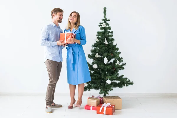Tatiller ve kutlama konsepti - Adam sevgilisine Noel hediyesi veriyor — Stok fotoğraf