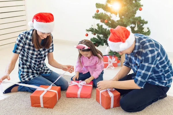 休日とプレゼントのコンセプト – クリスマス時に幸せな家族のオープニングギフトの肖像画 — ストック写真