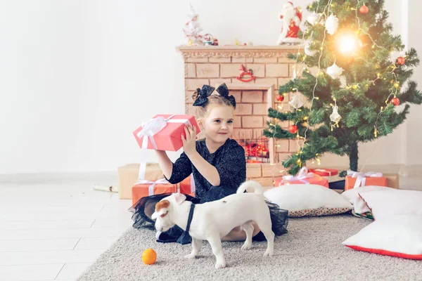 Ferien- und Kindheitskonzept - Porträt eines kleinen glücklichen süßen Kindes mit Weihnachtsgeschenk — Stockfoto