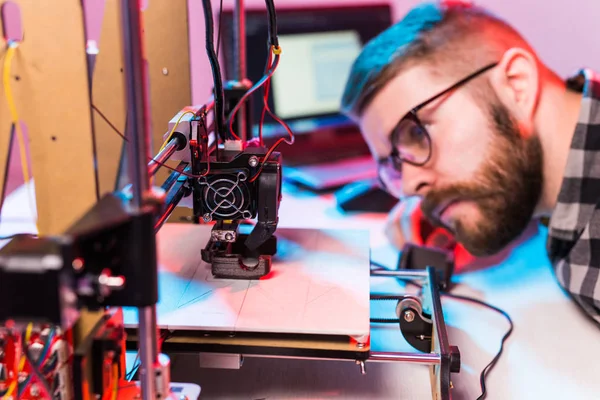 技术和工程概念- -在实验室工作的男性工程师，他正在调整3D打印机组件. — 图库照片
